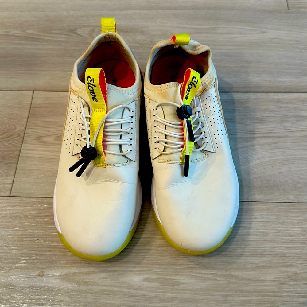 Clove healthcare sneakers